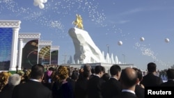 Бердимухаммедовдун Ашхабаддагы эстелиги.