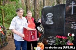 Бацькі на магіле сына Міхася Жызьнеўскага 14 чэрвеня 2017 году
