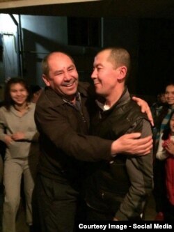 Хайрулла қамоқдан озодликка чиққан куни яқинлари билан.