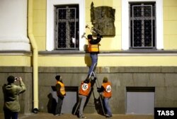 “Другая Россия” (“Башка Орусия”) уюмунун өкүлдөрү Санкт-Петербургда маршал Маннергеймге арналган эстелик тактаны балталап ойрон кылууга аракеттенүүдө. 10.10.2016.