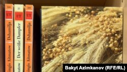 Чыңгыз Айтматовдун "Саманчынын жолу" китебинин немисчеси, "Талиа" дүкөнү, Базель, Швейцария, 9-декабрь 2013-ж.