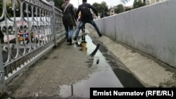 Катуу жаан күндөрү бул тротуарга суу мындан да көп топтолуп калууда.