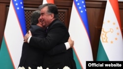 Эмомали Рахмон и Шавкат Мирзияев после подписания межгосударственных соглашений. Душанбе, 9 марта 2018 года