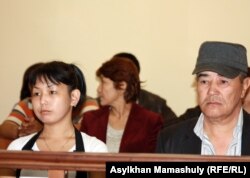Потерпевшие по делу бывшего начальника ИВС Жанаозена Асем Кенжебаева (слева), дочь погибшего Базарбая Кенжебаева, Юрий Каменов. Актау, 25 апреля 2012 года.
