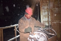 Сотрудник «Кыргызнефтегаза» во время работы. 20 февраля 2020 года.