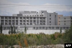 "Кайра тарбиялоо жайы" катары жоромол кылынган кайтаруудагы имарат. Ак-Тоо, ШУАР. 2019-жылдын 4-июну.