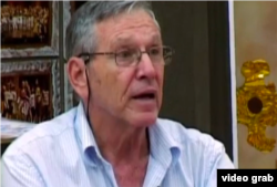 Amos Oz