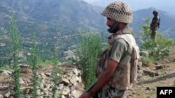 د پاکستان پوځ دوه سرتېري په کوز دیر کې له یوې غونډۍ لاندې سیمه څاري - انځور له ارشیفه. 