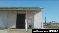 Mary welaýatyndaky döwlet dükanlarynyň birinde düşürilen surat., Arhiwden alyndy. 