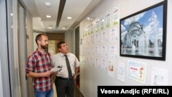 Reporter RSE Zoran Glavonjić i direktor škole Kemal Yildiz obilaze prostorije ove vaspitno-obrazovne ustanove, Beograd, 21. jul 2016.