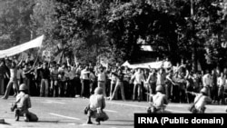 1978 წლის 7 სექტემბერს, შაჰის საწინააღმდეგო მასობრივი პროტესტის გამო, თეირანი პარალიზებული იყო. “შავი პარასკევის” სახელით ცნობილ ამ დღეს, მთელი ქვეყნის მასშტაბით დემონსტრაციები მოეწყო; მოსახლეობა შაჰს აშშ-ის მარიონეტობაში ადანაშაულებდა. ოთხი დღის შემდეგ ქვეყანაში სამხედრო მდგომარეობა გამოცხადდა.