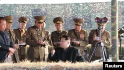 'Pjongjang je duboko uveren ga vrebaju opasnosti sa raznih strana' (Foto: Kim Džong Un sa generalima)