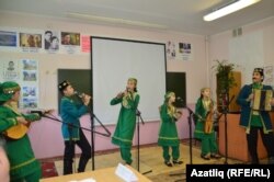 Танылган "Шатыр-шытыр" ансамбле чыгышы