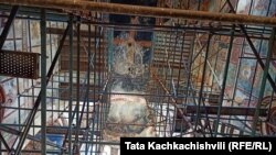 გელათი ხარაჩოებში, ინტერიერი