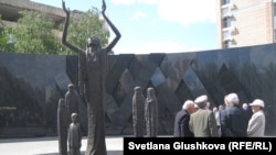 Monumentul de la Astana, capitala Kazahstanului, dedicat victimelor foametei din anii 1930 din această țară din Asia Centrală, care se estimează că a ucis cel puțin 1,5 milioane de oameni (fotografie de arhivă).