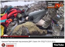 Бойовики показують тіла загиблих українських солдатів