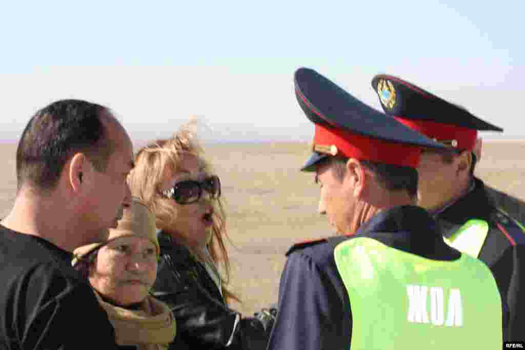 Дорожные полицейские проверяют машину, в которой ехала мать погибшего пешехода Каната Молдабаева.  - Полицейские остановили машину, в которой ехали мать погибшего пешехода Райхан Молдабаева – слева вторая, правозащитница Роза Акылбекова – третья слева. Алматинская область, 20 октября 2009 года. В этот день в Талдыкоргане апелляционная коллегия Алматинского областного суда рассматривала жалобу на приговор Жовтису.   Наблюдатели сообщили радио Азаттык, что председатель апелляционной коллегии не учёл смягчающие обстоятельства - выступление матери погибшего Каната Молдабаева о том, что она простила Евгения Жовтиса, и возмещение причиненного вреда.