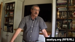 Евгений Жовтис Азаттық Азия редакциясына өз пәтерінде сұхбат беріп тұр. Алматы, 9 тамыз 2025 жыл.