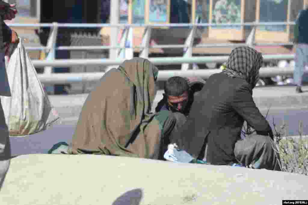 معتادین در شهر کابل قبلاً در زیر پل&zwnj;ها و ویرانه&zwnj;ها این شهر بودوباش می&zwnj;کردند اما اکنون در جاده&zwnj;ها و مناطق رهایشی مردم افزایش یافته اند.