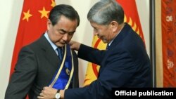 Кытайдын тышкы иштер министри Ван Иге президент Алмазбек Атамбаев "Данакер" орденин тапшырды. 22-май, 2016-жыл