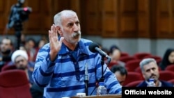 محمد ثلاث می‌گوید راننده اتوبوس نبوده و به دلیل «چند ساعت شکنجه» در کلانتری به این موضوع اعتراف کرده است.