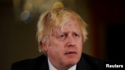 Lipsa detaliilor credibile despre complot și avântul diplomatic brusc, după o perioadă de dezinteres față de situația din Ucraina, lasă loc speculațiilor că Boris Johnson exploatează o criză internațională volatilă pentru a astupa ecourile scandalului intern în care e implicat.
