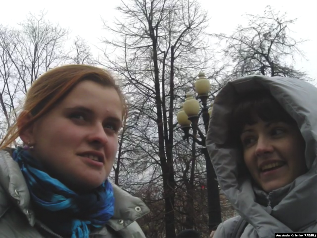 "Это наше дело" - заявили участницы акции на вопрос о том, принадлежат ли они к молодежному движению и зачем пришли на митинг