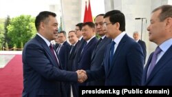 Президент Садыр Жапаров казак делегациясынын мүчөлөрү менен учурашууда. 26-май, 2022-жыл.