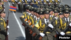 Армения - Кадеты военного института маршируют во время военного парада в Ереване