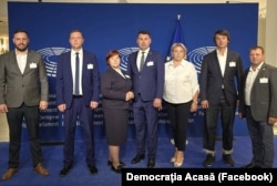 De la stânga la dreapta, primii șase candidați de pe listele partidului DA și viitori deputați dacă CC le validează mandatele: Alexandru Chițu, Ana Țurcan-Oboroc (a treia din stânga), Vasile Costiuc, Valentina Meșină, Alexandru Verșinin, Sergiu Stefanco
