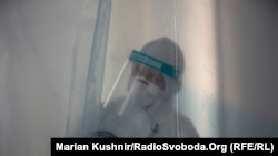 Veshje mbrojtëse e punëtorëve shëndetësorë që trajtojnë pacientë me sëmundje infektive