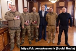 Российский глава Крыма Сергей Аксенов с участниками 11-го батальона «БАР-Крым», награжденными за отражение атаки беспилотников в Крыму во время полномасштабного вторжения РФ в Украину