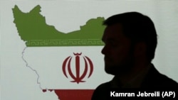 یک کارشناس امنیت سایبری که در مقابل نقشه ایران ایستاده است٬ توضیحاتی درباره تکنیک‌های هکرها در جمهوری اسلامی ارائه کرد؛ عکس از آرشیو