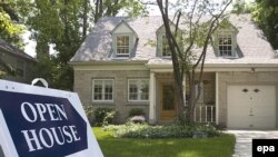 Robert Shiller proposes derivatives that let homeowners protect themselves against the risk of falling prices.