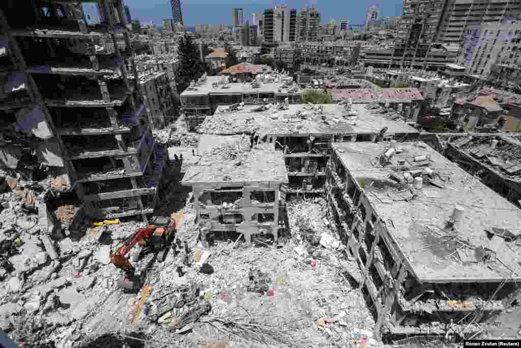 Oštećene zgrade nakon raketnog napada Irana u Bat Jamu, 15. juna.