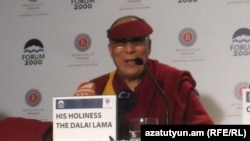 Духовный лидер Тибета Далай-лама во ходе пресс-конференции в Праге, 12 декабря, 2011 г. 