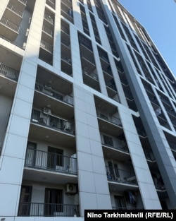 კორპუსი, სადაც ოჯახი ცხოვრობდა. 4 ოქტომბერი