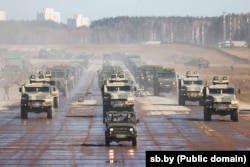 Фота з рэпэтыцыі параду да 9 траўня на аэрадроме Ліпкі пад Менскам. Бачныя аўтамабілі «Спартак» і «Лінза» з замазанымі нумарамі. Фота SB.BY — Беларусь сегодня, 3 красавіка 2025 году