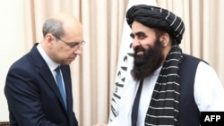 دا عکس چې د ۲۰۲۵ کال د جولای په ۳مه اخیستل شوی او د طالبانو د حکومت د بهرنیو چارو وزارت له خوا خپور شوی، د طالبانو د حکومت د بهرنیو چارو وزیر امیرخان متقي د روسیې له سفیر دیمیتري ژیرنوف سره په کابل بهرنیو چارو وزارت کې د لیدنې پر مهال ښيي. 