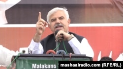 د خیبر پښتونخوا اعلاوزیر محمود خان یوې غونډې ته وینا کوي - پخوانی انځور.