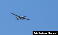 Një Bayraktar TB2 gjatë një fluturimi demonstrues në Baku të Azerbajxhanit më 28 maj.