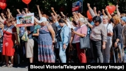 Susținătorii Evgheniei Guțul, ținând un „minut de reculegere”.