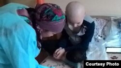 Ребенку с онкозаболеванием подарили планшет. Фото предоставил общественный фонд помощи пациентам с онкозаболеваниями «Амила».