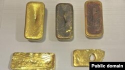 “Кең-Булуң” өткөрмө пунктунан Казакстанга алып өтүү учурунда алынган алтын куймалары. 