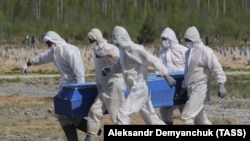 Санкт-Петербургда COVID-19дан каза болгондорду көмүү учуру. 