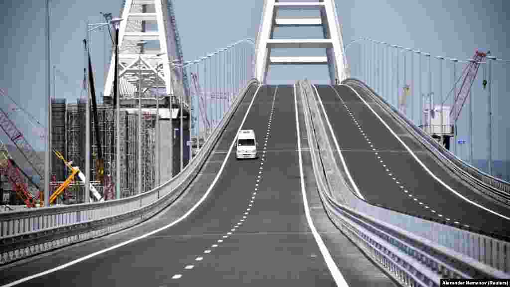 Ресей аннексиялап алған Қырымда "заңсыз көпір салуы - Кремльдің халықаралық құқықты мансұқ етуінің кезекті көрінісі" деп мәлімдеді Украина президенті Петр Порошенко.