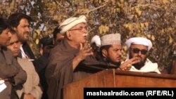 د پښتونخوا ملي عوامي ګوند مشر محمود خان اڅکزی په ملک کې د ګرانۍ خلاف په کوټه کې جلسې ته وینا کوي: ۲۰۲۱، ۱۷م نومبر