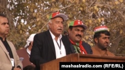 د نیشنل پارټۍ مشر ډاکټر عبدالمالک بلوڅ په ملک کې د ګرانۍ خلاف په کوټه کې جلسې ته وینا کوي: ۲۰۲۱، ۱۷م نومبر