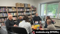 Былыя палітвязьні размаўляюць са Сьвятланай Ціханоўскай. 21 чэрвеня. Вільня. 