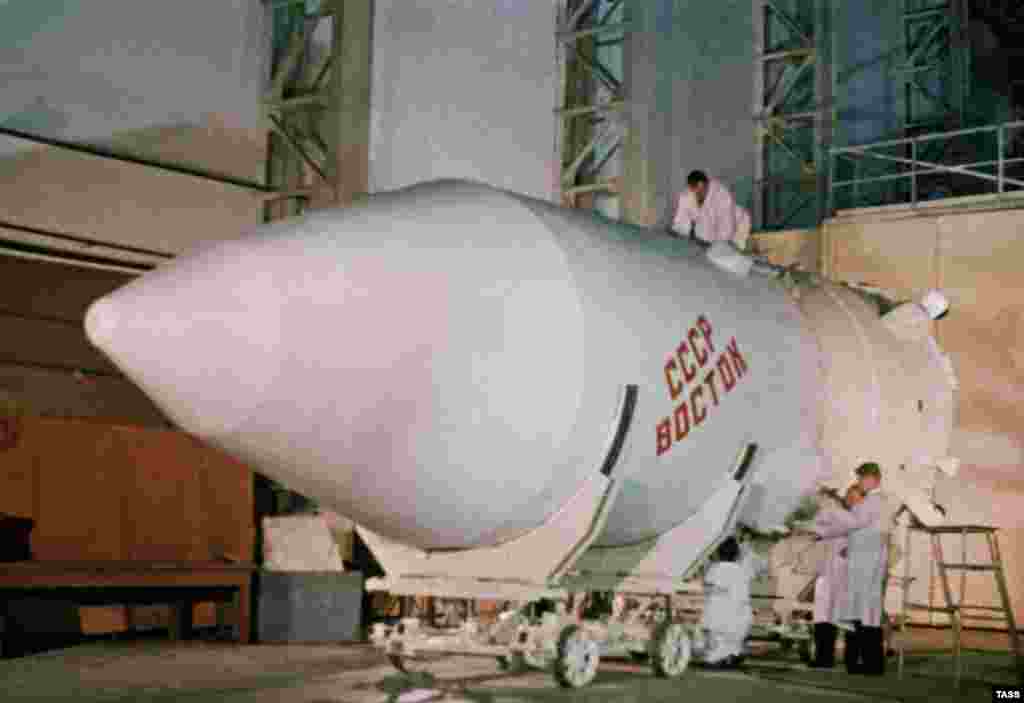 Алғашқы совет ғарышкері Юрий Гагарин мініп ұшқан "Восток" зымыранын ғарышқа ұшыру алдында тексеріп жатқан мамандар. Адамзат тарихындағы ғарышпен байланысты бірнеше маңызды оқиғаға Байқоңырдың тікелей қатысы бар: 1957 жылы қазанда Жердің жасанды серігі, 1957 жылы қарашада ит, 1961 жылы сәуірде ер адам, ал 1963 жылы әйел алғаш рет ғарыш кеңістігіне Байқоңырдан ұшқан.